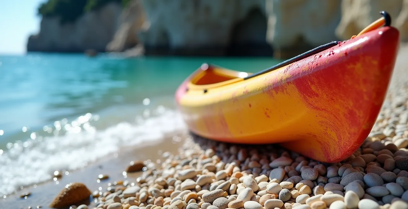 Kayaker che approda in una caletta nascosta italiana circondata da falesie
