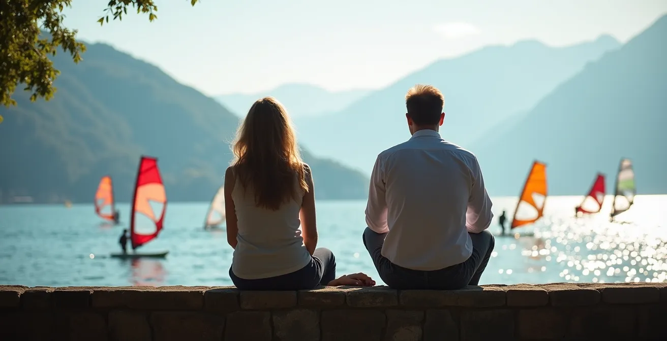 Spettatori che ammirano i windsurfisti dal lungolago di Torbole